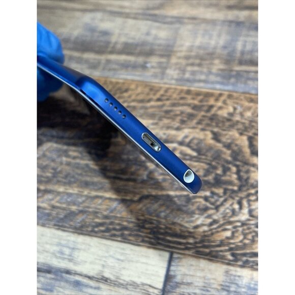 Apple iPod Touch 6th Generation Blue 32 GB Model: A1574 W/ Cable & Adpt - Picture 6 of 7
